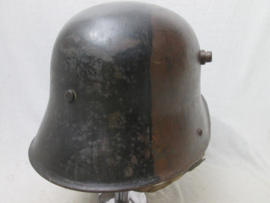 German helmet M-1916 with 2 tone camouflage black over Isonzo brown G-62 Gebrüder Gnüchtel, AG. Duitse camouflage helm model 1916 met ersatz stoffen kinriem zeldzaam DRGM gemarkeerd TOP.