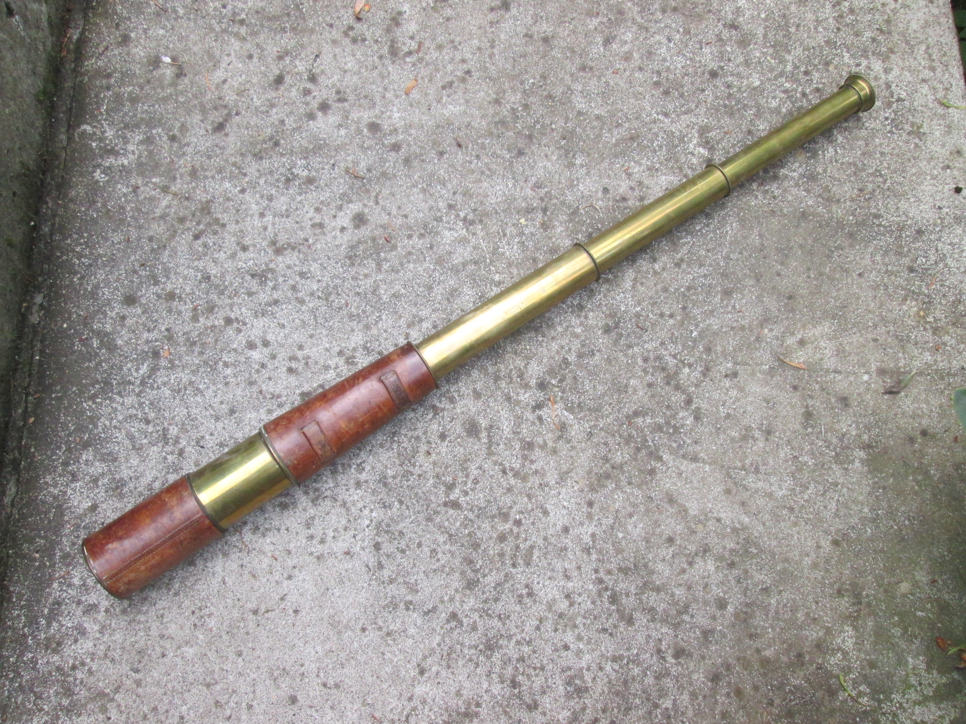 British binocular on tripod. binocular is dated 1917 tripod is dated 1942 and made in new Sealand. Engelse uitschuifbare kijker op driepoot alles mooi gemarkeerd en gedateerd TOP stuk in deze staat optisch goed.