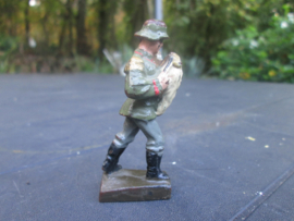 LINEOL German soldier with lyta, smaler size. Duitse soldaat met lyra kleiner model goede staat.