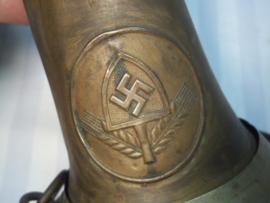 German bugle Labour Party, nicely marked. Duits signaalhoorn, bazuin van de Arbeitsdienst met embleem en regimentsnummer 5/319, werkend, zeer decoratief