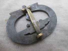 German Submarine war badge late war production. Duitse Kriegsmarine U-boot Kriegsabzeichen - Feinzink, late aanmaak geen maker zinken uitvoering. mooie aparte speld