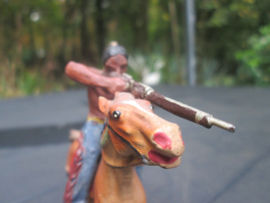 LINEOL Indiaan op paard met geweer goede staat.