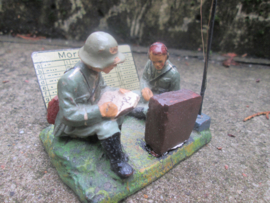 ELASTOLIN 2 German soldiers radiostation with morse code. 2 Duitse soldaten bij zendcentrale met metalen morse code plaatje leuk geheel.