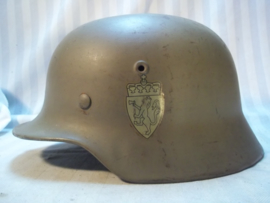 Norwegian helmet Mdl.1940 with double decal. and German innerliner. very nice condition Noorse helm M-40 Duits model met Dubbele Decal compleet met binnenwerk en riempje, maat ET 64- perfecte staat.