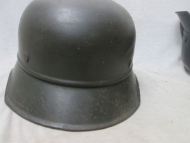 German Gladiator helmet used by VOLKSSTURM and Hitler- Youth. nice Wehrmacht green coloured. Duitse helm Gladiator model legergroen, zoals gebruikt in de einddagen door Volksturm en Hitlerjugend, Groene helmen zijn vrij zeldzaam.