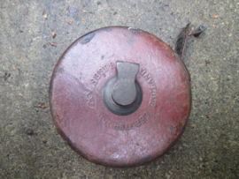 British measuring tool equipment in yards and meters, marked with broad arrow. Engels meetlint met de twee maten gebruikt bij artillerie eenheden voorzien van de oorlogspijl .
