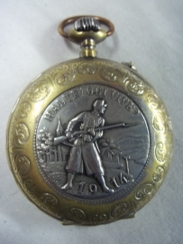 French watch,1914-1915, Guerre Europeene.with nice remembrance plaque and an engraved battlescene inside. Frans zakhorloge met militaire afbeelding en aan de binnenkant een gravering soldaten in loopgraven. ZELDZAAM