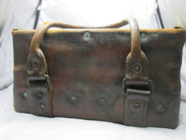British army heavy tool case nicely marked. Engelse gereedschaps tas, zeer degelijke en zware kwaliteit. met metalen bodem, mooi gemarkeerd.