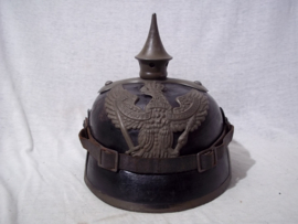 Duitse pickelhaube feldgrau 7e Regiment Dragonder. met F stempel, zeer zeldzame helm officieel gemodificeerd.