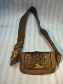 British full dress Royal Artillery shoulder belt pouch nice embroidered. Engelse giberne Royal Artillery  met riem perfekte staat. Goud borduursel met vuurvergulde metalen delen. Zeer decoratief mooi stuk militaire Engelse traditie.