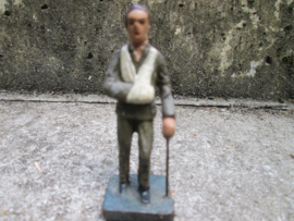 DURSO Wouded German soldier with walking stick. Gewonde Duitse soldaat met wandelstok. leuk ding