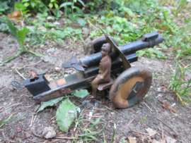 Tin canon with tin soldiers on it. French made VEBE. Franse makelij blikken speelgoed kanon met daarop blikken soldaten vroeg stuk speelgoed camouflage gemaakt.