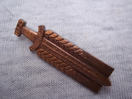German tinnie, rally badge, Duitse tinnie, Landesschau Rhein. Bauern - wir schaffen fur Deutschland. Koln 1937. met veranderde speld. en maker. vrij apart.