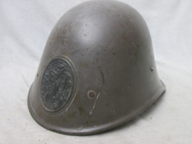 Dutch helmet civil defense. Nederlandse staalhelm model 1934 in de kleur van de Civiele bescherming, voorzien van een ander binnenwerk veelal post war gedragen.