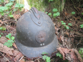 French helmet M1926. Franse helmet casque Adrianne M1926 met origineel 2e model infanterie helm embleem. gebruikt doch nette staat.
