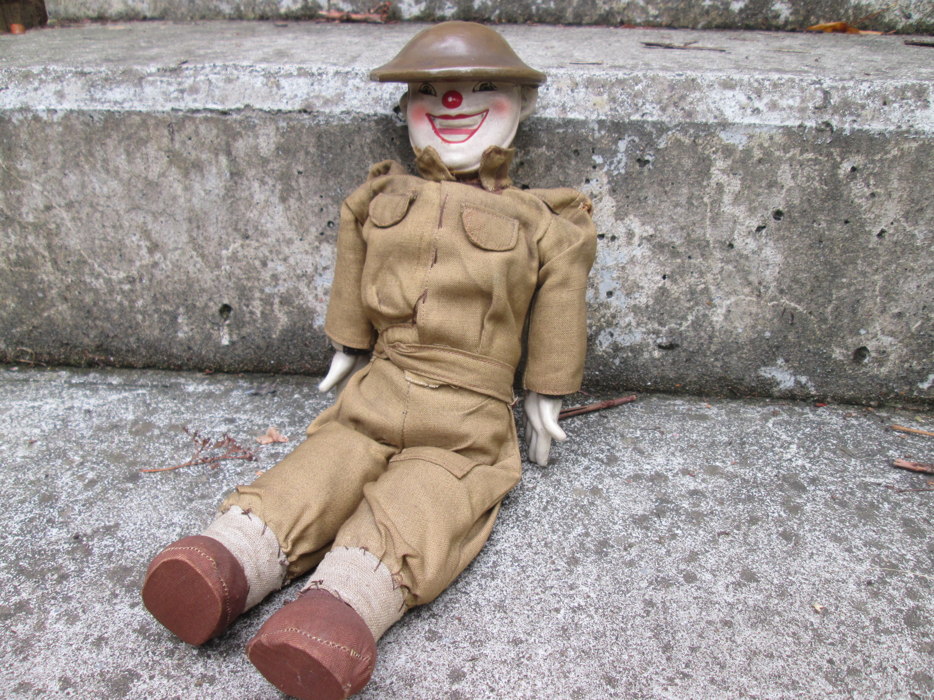 British soldier as play dol with funny face, very rare piece. Engelse soldaat als pop met clownesk gezicht met helm kop is van steen zeer bijzonder bevrijdings item zeldzaam