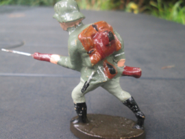 ELASTOLIN German soldier with rifle Duitse soldaat met geweer in de aanval.