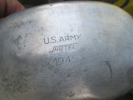 US canteen cavallery model. Amerikaanse veldfles cavallerie uitvoering. met drinkcup uit Belgie voor de amerikanen in 1945 gemaakt bijzonder. compleet.