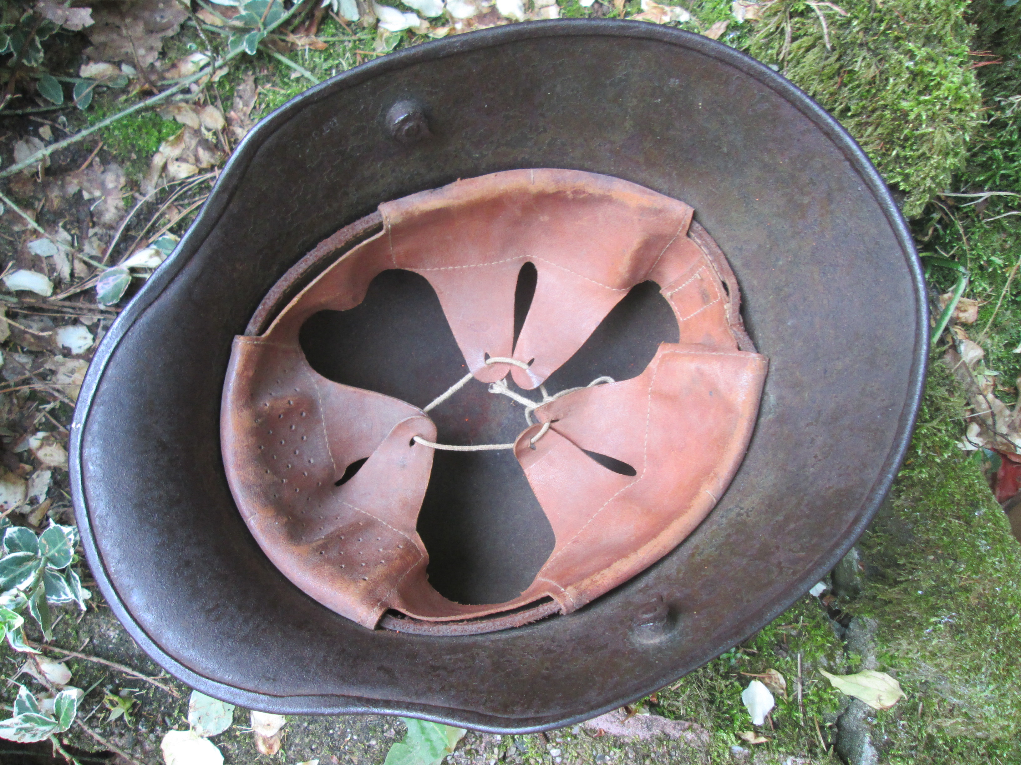 Very rare German Double decal helmet model 1916 with M-1930 innerliner. Duitse dubbele decal Wehrmacht helm M-1916 met origineel M-1930 binnenwerk, zeer bijzonder. mooi herbruikte helm door de Reichswehr, daarna Wehrmacht, zeldzaam stuk.