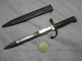 Miniature bayonet very detailed. Miniatuur bajonet in schede, zeer natuurgetrouw gemaakt. lijkt net een echte, zeer hoge kwaliteit en oog voor detail, aparte miniatuur.