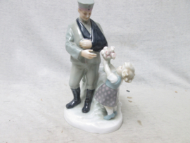 German statue made of china, nicely marked. Porseleinen beeld ( vaas) van een Duitse soldaat die gewond uit de Eerste Wereldoorlog terug komt en bloemen krijgt overhandigd. genummerd en gemerkt Zeldzaam stuk. TOP 19 cm..