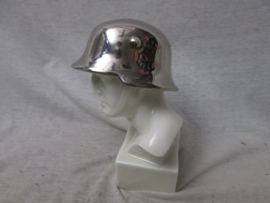 Statue of a german soldier with silver helmet SCHAUBACHKUNST. Buste van ee nDuitse soldaat porselein met verchroomde Duitse helm model 1916. mooi gemerkt 14 cm hoog. Zeldzaam beeld.