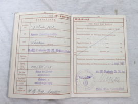 German Wehrpas. Duitse wehrpas, soldaat is gevallen, vocht bij de Maginotlinie. De Wehrpas is voor zijn korte tijd in dienst zeer netjes ingevuld met mooie stempels van artillerie regiment.