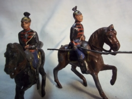 2 German tin soldiers Ulanen. 2 tinnen soldaatjes Duitse Ulanen op paard. 1 heeft nog de lans. andere is weg.