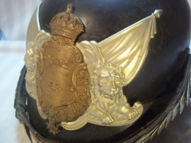 Pickelhaube Sweden in original box, Zweedse pickelhaube manschap, naar Duits voorbeeld. Zweedse Nationale Garde. compleet in opbergdoos speciaal voor pickelhauben. Dit model pickelhaube word in Zweden nog steeds bij officiële gelegenheden gedragen.