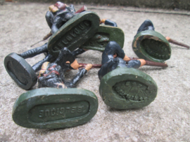 BELGIQUE 6 French soldiers chausseur Alpine. 6 Franse speelgoed soldaatje Alpine jagers met blauwe baret.