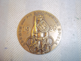 German medal 4cm. Olympic games 1936. Duitse penning 4cm. Bremen und die Olympische Spiele 1936.Bremen was een atleet. met maker achterop. Er zijn veel Olympische medailles en penningen, maar deze heb ik eigenlijk nog nooit eerder gezien.