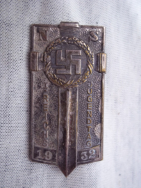 German tinnie, rally badge Duitse tinnie NS 1. Reichsjugendtag 1932. Hitler- Jugend. ZILVER. bronzen uitvoeringen kon men op die dag kopen donatiespelden, zilveren werden door medewerkers gedragen. deze mocht je later op het uniform door dragen.Zeldzaam.