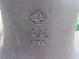RAF Station bell ( Scrambled Bell ) nicely marked A.M. 1938 Air Ministry. Engelse RAF vliegveld bel 33 cm, brons met merkering, deze items zijn hedendaags zeldzaam. compleet met originele klepel diameter 33 cm.