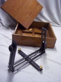 Nederlands richtmiddel in houten kist van de koninklijke marine. Gunsight in wooden box of the Dutch Navy