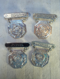 4 Different sharp shooter badges of the Virginia Police. 4 verschillende scherpschutter emblemen van de Amerikaanse politie