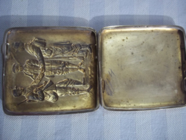 cigarete case with three soldiers. Sigaretten etui, met afgebeeld drie soldate ndie bij de geallieerden vochten. verzilverd.