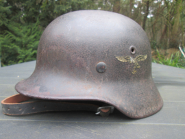 German Air Force helmet single decal original colour chinstrap nice condition. Duitse Luftwaffe helm met decal mooi onaangeroerde helm. in deze staat niet meer zo gemakkelijk te vinden. leren kinriem gemarkeerd.