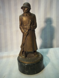 Bronse statue Swiss soldier, shooting price 1939 Luzern. Zwitserse schietprijs, brons beeld