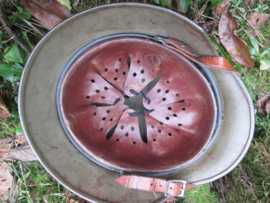 German helmet M-1935 used in the Norway army, Double decal. Duitse helm, model 35 gebruikt door het Noorse leger, dubbel decal, zeer nette staat. worden moeilijk te vinden.