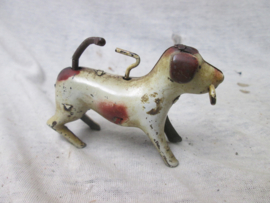 Tin toy dog with cain. not working. Blikken opdraai speelgoed hond jaren 40-50 met wandelstok, niet werkend.