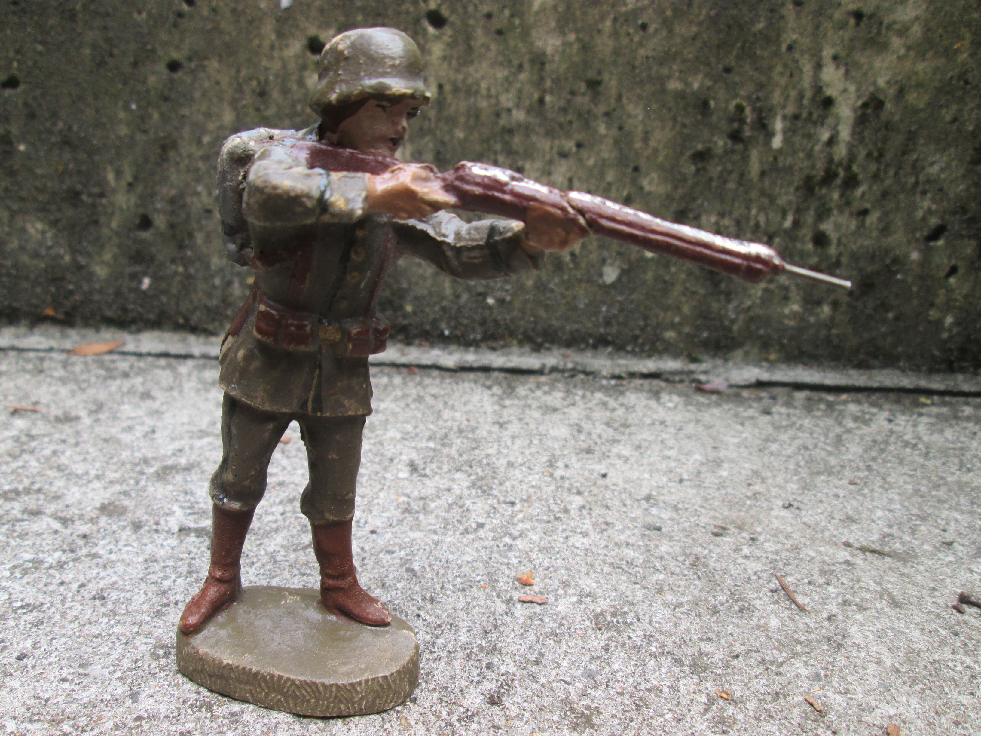 ELASTOLIN German soldier with rifle 10cm. Elastolin Duitse soldaat groot model jaren 20/30 maat 10 cm.
