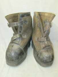 German felt and leather over boots, Duitse Wachstiefel. van vilt met een houten zool, Oostfront item zeer apart.