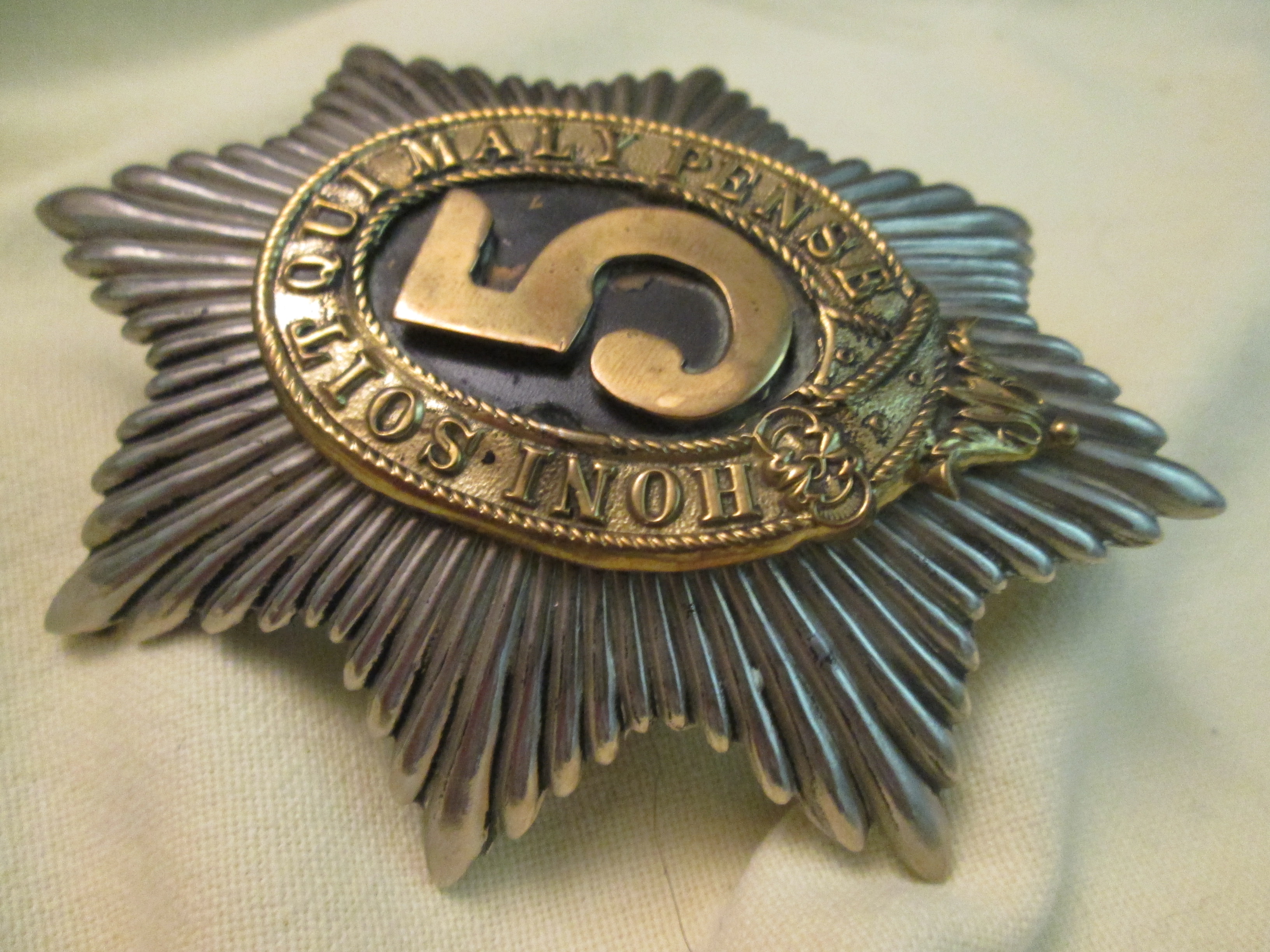 British helmet badge for the life guard helmet 5th Dragoons. Engels helm embleem voor de paradehelm.