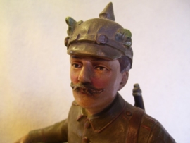 Statue Austrian soldier, Beeld Oostenrijkse soldaat biscuit perfekte staat gesigneerd, ZELDZAAM, mooi gesigneerd,er zijn ook andere afbeeldingen bekend, maar de soldaat met pickelhaube is toch wel zeer aantrekkelijk.