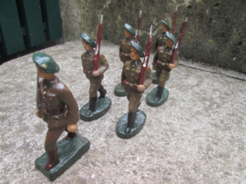 BELGIUM made soldiers Chausseur Ardenne. Belgische Ardense jagers Belgische makelij zeer goede staat  6 stuks 1 officier.