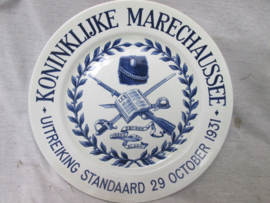 Wandbord KMAR Koninklijke Marechaussee Uitreiking Standaard vaandel op 29 october 1931. zeer bijzonder 1 dags uitgifte bord Maastrichts keramiek Nederland.