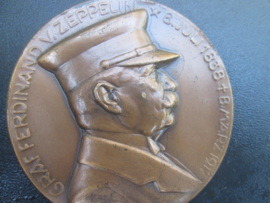German Plaque Graf von Zeppelin. Duitse penning 6 cm. Amerikafahrt des Luftschiff LZ- 126. 12 October 1924. met start en landingstijden, bijzonder stuk.