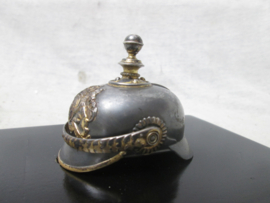 Miniatuur pickelhaube verzilverd en gemerkt, Bayern Artillerie officier, met beweegbare schubbenketting, zeer zeldzaam en bijzonder stuk.