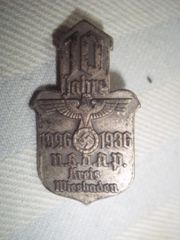 German tinnie 10 Jahre 1926- 1936 NSDAP kreis Wiesbaden. Duitse tinnie, met maker.