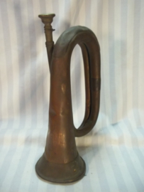 British bugle WW1 - 1902. with maker and donation inscription. Engels Bazuin met maker en oorlogspijl en een gravering met de naam van de donateur Boys Brigade, de scouting.